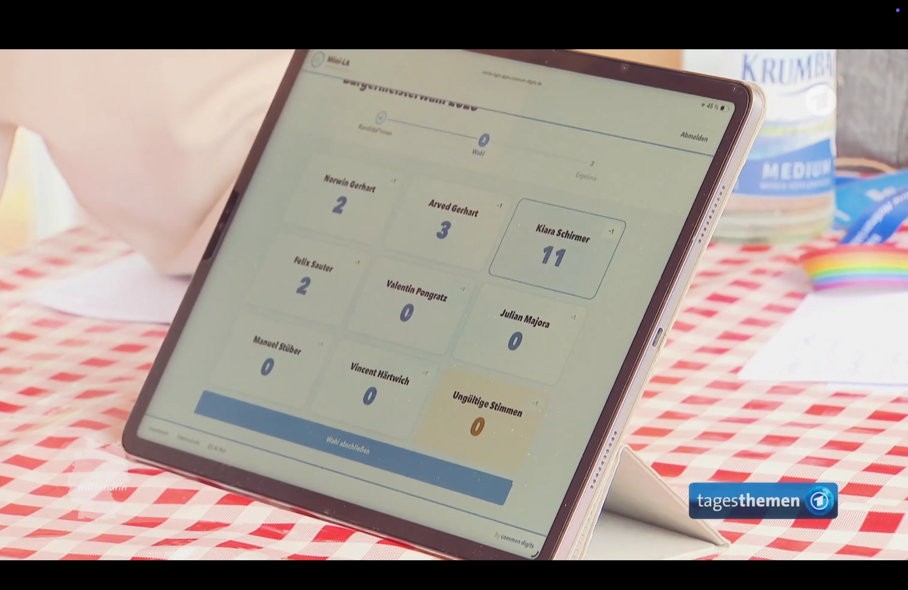 Standbild aus den Tagesthemen: das Auszählungsfenster der Mini-LA-Bürgermeisterwahl auf einem Tablet